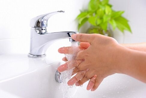 larja e duarve për të parandaluar infektimin me parazit